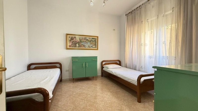 Tirane, jepet me qera apartament 2+1 Kati 4, 105 m² 750 € (KOMUNA PARISIT)