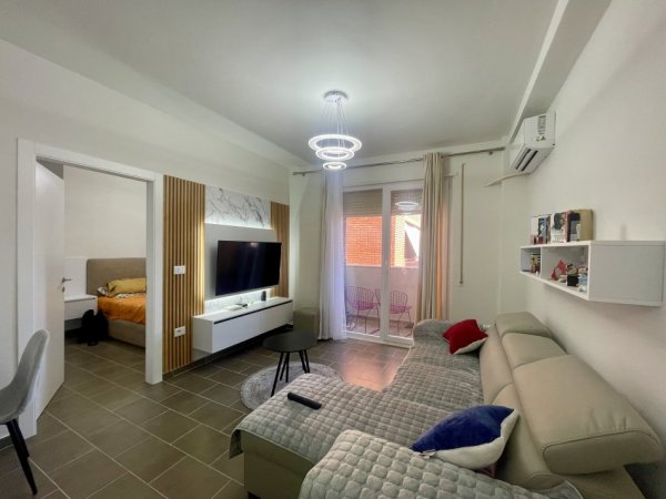 Tirane, jepet me qera apartament 1+1+Ballkon Kati 8, 67 m² 500 € (Kompleksi Golden Park, Përballë Spitalit Amerikan 3)