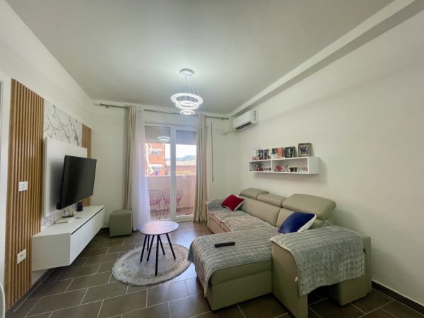 Tirane, jepet me qera apartament 1+1+Ballkon Kati 8, 67 m² 500 € (Kompleksi Golden Park, Përballë Spitalit Amerikan 3)