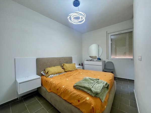 Tirane, jepet me qera apartament 1+1+Ballkon Kati 8, 67 m² 500 € (Kompleksi Golden Park, Përballë Spitalit Amerikan 3)