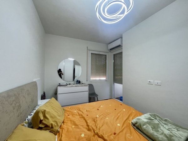 Tirane, jepet me qera apartament 1+1+Ballkon Kati 8, 67 m² 500 € (Kompleksi Golden Park, Përballë Spitalit Amerikan 3)
