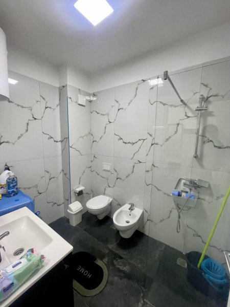 Tirane, jepet me qera apartament 1+1+Ballkon Kati 8, 67 m² 500 € (Kompleksi Golden Park, Përballë Spitalit Amerikan 3)