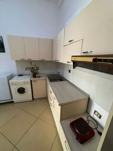 Tirane, jepet me qera apartament 1+1 Kati 1, 45 m² 310 € (Rruga ''Ali Demi")