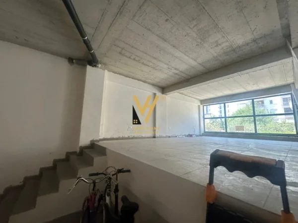 Tirane, jepet me qera ambjent biznesi Kati 0, 160 m² 2.000 € (SHKOLLA E KUQE)