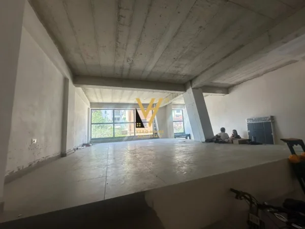 Tirane, jepet me qera ambjent biznesi Kati 0, 160 m² 2.000 € (SHKOLLA E KUQE)