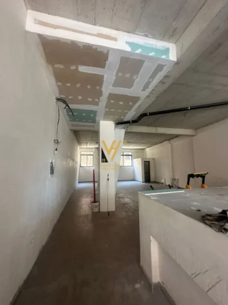 Tirane, jepet me qera ambjent biznesi Kati 0, 160 m² 2.000 € (SHKOLLA E KUQE)
