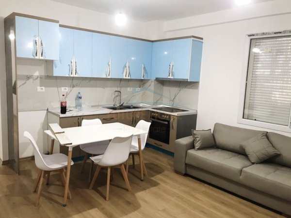 Tirane, jepet me qera apartament 2+1 Kati 6, 65 m² 650 € 