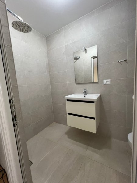 Tirane, jepet me qera Vile 1+1+Ballkon Kati 1, 60 m² 410 € (Shkolla e Bashkuar,Rruga Metrush Luli,)