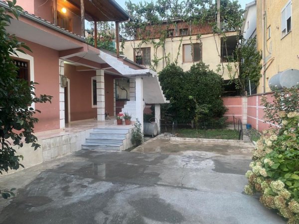 Tirane, jepet me qera shtepi 2+1+Ballkon Kati 1, 150 m² 600 € (Spitali Amerikan 2)