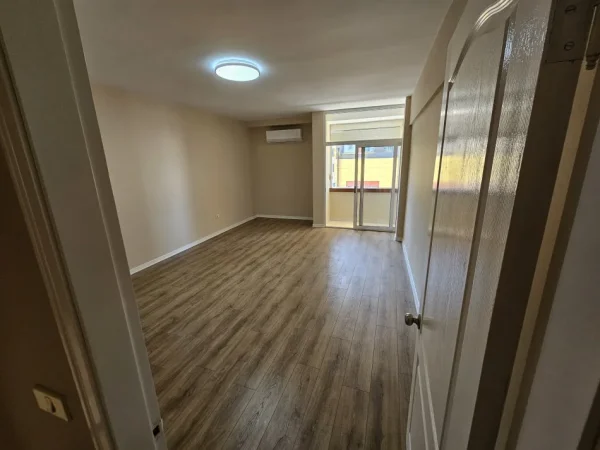 Tirane, jepet me qera zyre Kati 4, 130 m² 1.300 € (rruga e kavajes)