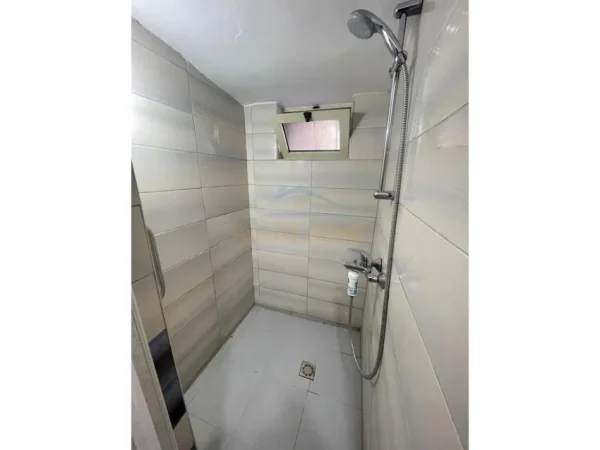 Tirane, jepet me qera apartament 3+1 , 800 € (Myslym Shyri)