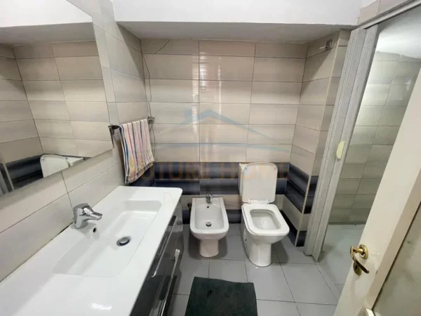 Tirane, jepet me qera apartament 3+1 , 800 € (Myslym Shyri)