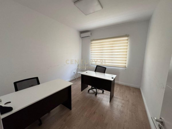 Tirane, jepet me qera zyre Kati 3, 109 m² 850 € (PAS BARONESHES)