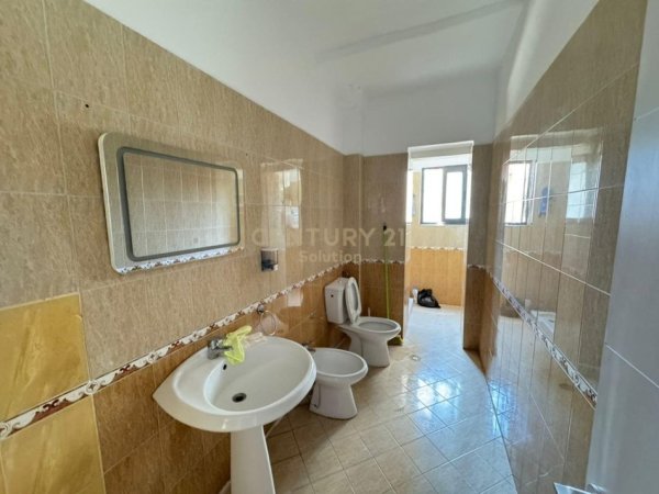 Tirane, jepet me qera zyre Kati 3, 109 m² 850 € (PAS BARONESHES)