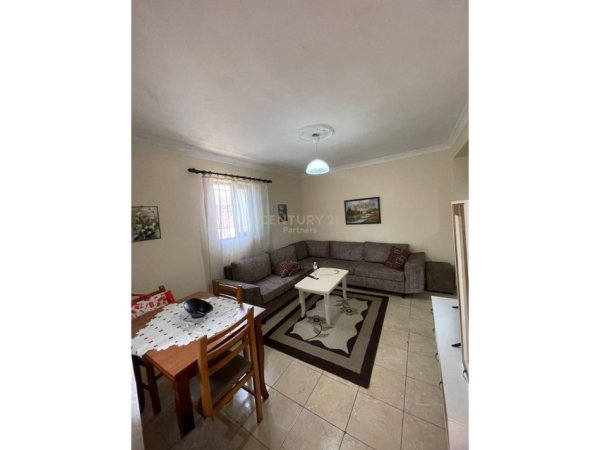 Tirane, jepet me qera apartament 1+1 Kati 1, 60 m² 300 € (Rruga Llazi Niho)
