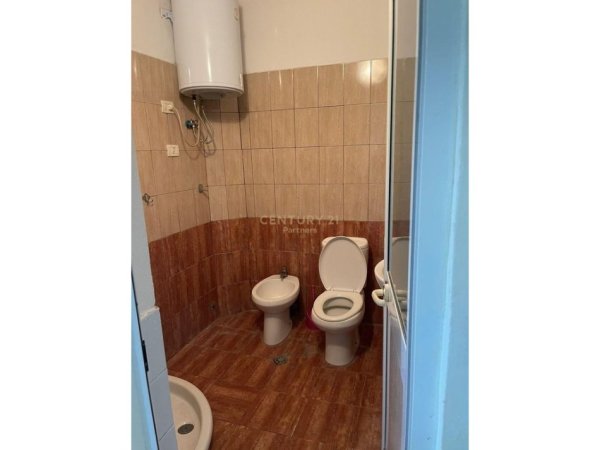 Tirane, jepet me qera apartament 1+1 Kati 1, 60 m² 300 € (Rruga Llazi Niho)