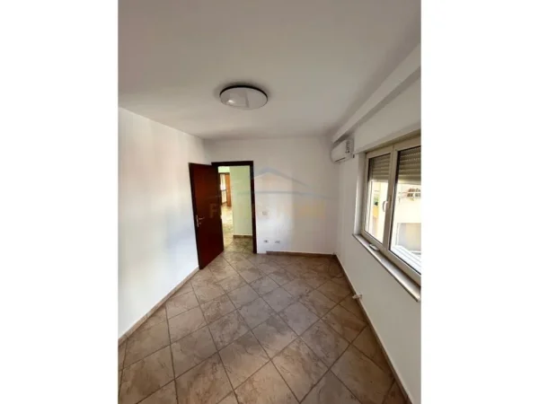 Tirane, jepet me qera Kati 6, 115 m² 600 € (Rruga Fortuzi, Tirane)