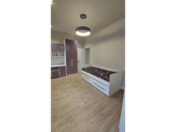 Tirane, jepet me qera apartament 3+1 Kati 2, 135 m² 1.000 € (LIQENI I THATE)