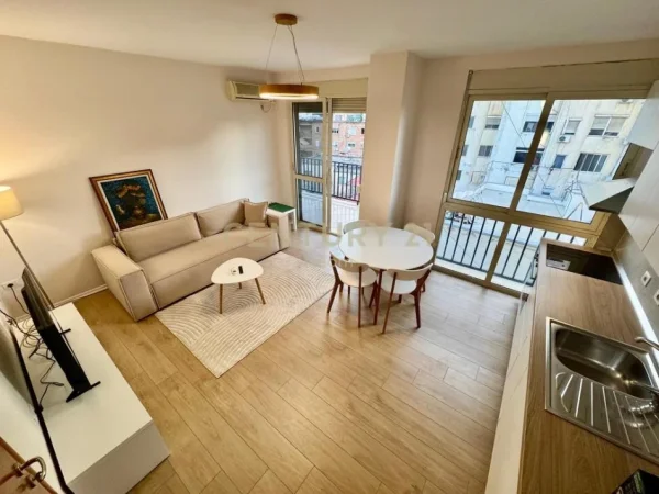 Tirane, jepet me qera apartament 1+1+Aneks+Ballkon Kati 3, 75 m² 700 € 