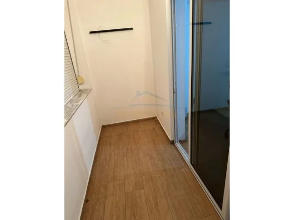 Tirane, jepet me qera ambjent biznesi Kati 1, 106 m² 800 € (Sheshi Wilson, Tirane)