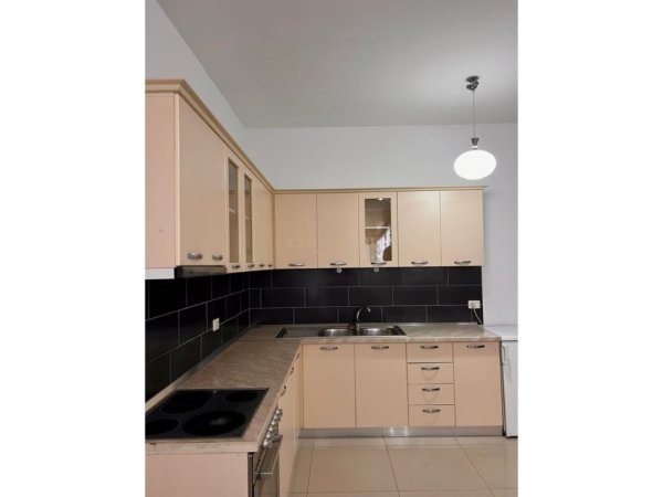 Tirane, jepet me qera apartament 2+1 , 81 m² 350 € (Rruga Sali Angoni)