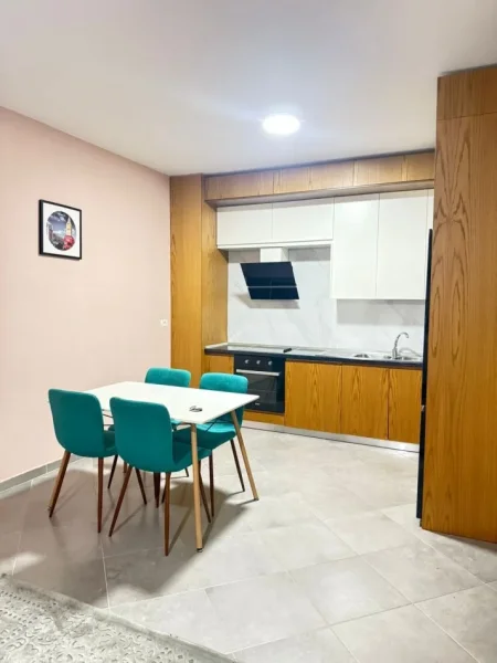 Tirane, jepet me qera apartament 1+1 , 500 € (Green City)