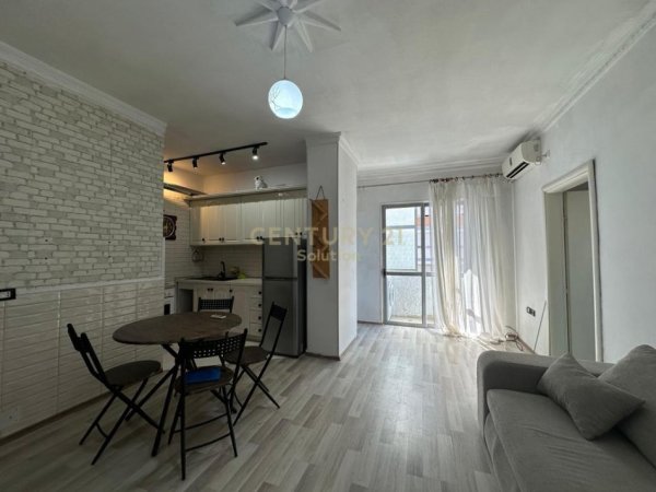 Tirane, jepet me qera apartament 1+1 Kati 4, 55 m² 360 € (Rr. Vasil Tromara)