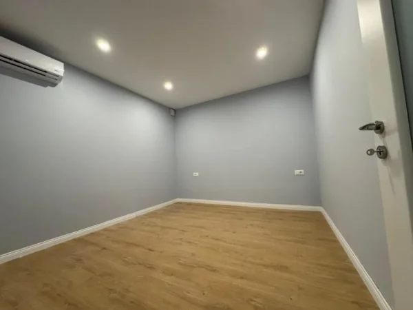 Tirane, shitet apartament 1+1+Aneks Kati 1, 78 m² 179.000 € (Stacioni i fundit i Tiranes se Re, perball Kompleks Delijorgjit.)