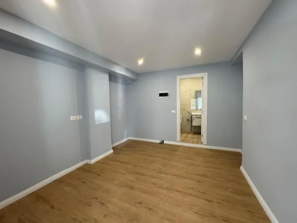 Tirane, shitet apartament 1+1+Aneks Kati 1, 78 m² 179.000 € (Stacioni i fundit i Tiranes se Re, perball Kompleks Delijorgjit.)