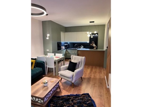 Tirane, jepet me qera apartament 2+1 Kati 8, 108 m² 1.000 € (KOMPLEKSI STAR)