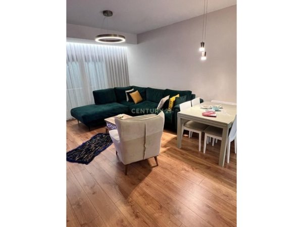 Tirane, jepet me qera apartament 2+1 Kati 8, 108 m² 1.000 € (KOMPLEKSI STAR)