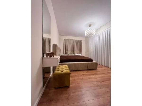 Tirane, jepet me qera apartament 2+1 Kati 8, 108 m² 1.000 € (KOMPLEKSI STAR)