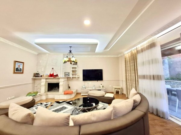 Tirane, jepet me qera apartament 1+1+Ballkon Kati 1, 130 m² (550 €)  (Rruga e Elbasanit Fakulteti ekonomik)