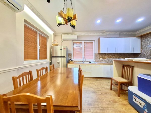 Tirane, jepet me qera apartament 1+1+Ballkon Kati 1, 130 m² (550 €)  (Rruga e Elbasanit Fakulteti ekonomik)