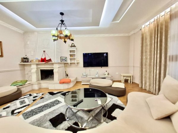 Tirane, jepet me qera apartament 1+1+Ballkon Kati 1, 130 m² (550 €)  (Rruga e Elbasanit Fakulteti ekonomik)