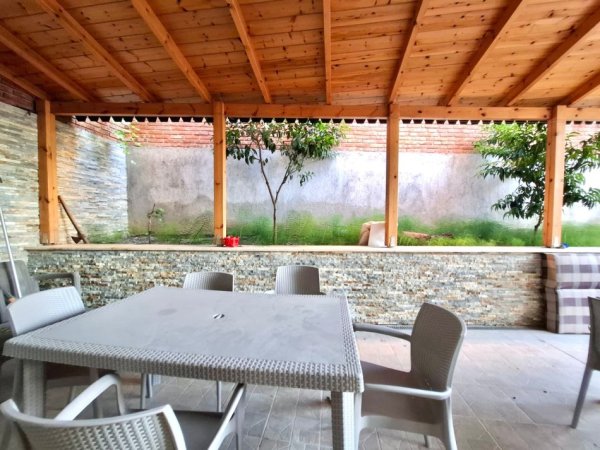 Tirane, jepet me qera apartament 1+1+Ballkon Kati 1, 130 m² (550 €)  (Rruga e Elbasanit Fakulteti ekonomik)