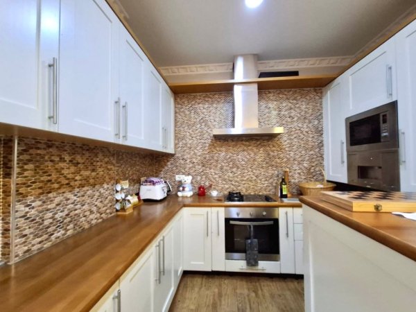 Tirane, jepet me qera apartament 1+1+Ballkon Kati 1, 130 m² (550 €)  (Rruga e Elbasanit Fakulteti ekonomik)