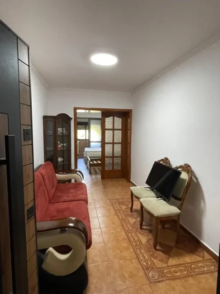 Tirane, jepet me qera apartament 1+1 Kati 2, 450 € 