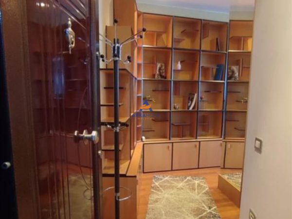 Tirane, jepet me qera apartament 2+1+Ballkon Kati 3, 73 m² 600 € (ISH UZINA DINAMO)