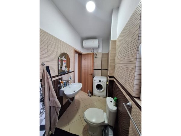 Tirane, jepet me qera apartament 1+1 Kati 4, 85 m² 350 € (Rr. Pjeter Budi)