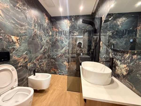 Tirane, jepet me qera apartament 2+1 Kati 6, 101 m² 1.500 € (RRUGA BARRIKADAVE !!)