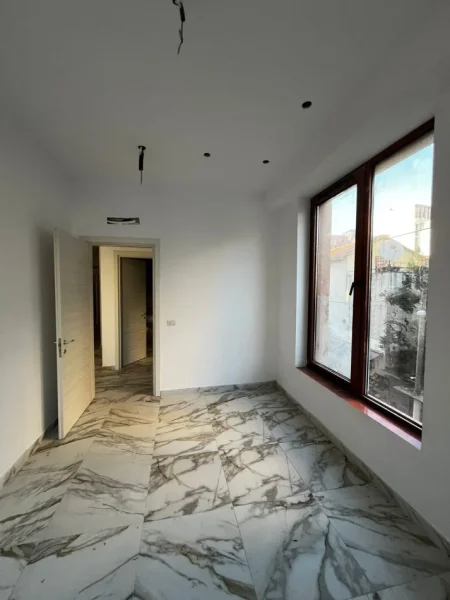 Tirane, jepet me qera zyre Kati 1, 79 m² 1.500 € (rruga e kavajes)