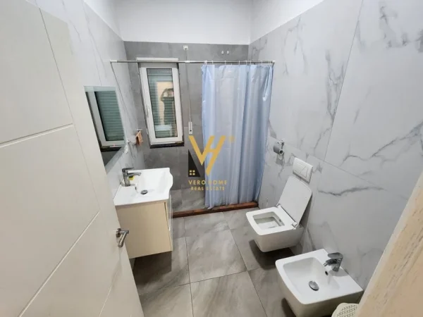 Tirane, jepet me qera apartament 2+1+Ballkon Kati 1, 100 m² 850 € (RRUGA PETI, PRANE HOTEL SOKRATI)