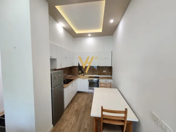 Tirane, jepet me qera apartament 2+1+Ballkon Kati 1, 100 m² 850 € (RRUGA PETI, PRANE HOTEL SOKRATI)