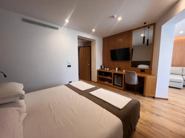 Tirane, shitet hotel Kati 4, 1.430 m² 4.500.000 € (Rrethrrotullimi i Shkozës)