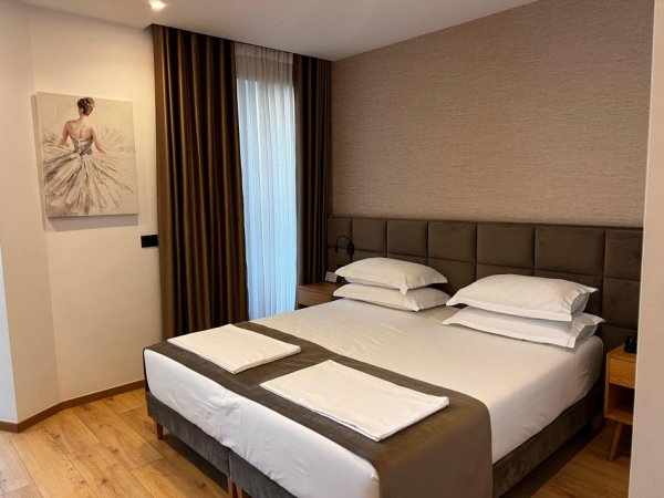 Tirane, shitet hotel Kati 4, 1.430 m² 4.500.000 € (Rrethrrotullimi i Shkozës)