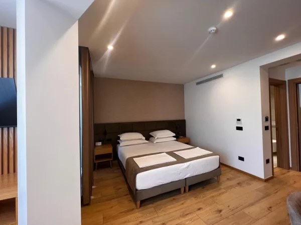 Tirane, shitet hotel Kati 4, 1.430 m² 4.500.000 € (Rrethrrotullimi i Shkozës)