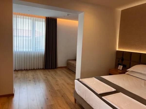 Tirane, shitet hotel Kati 4, 1.430 m² 4.500.000 € (Rrethrrotullimi i Shkozës)