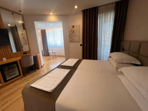 Tirane, shitet hotel Kati 4, 1.430 m² 4.500.000 € (Rrethrrotullimi i Shkozës)