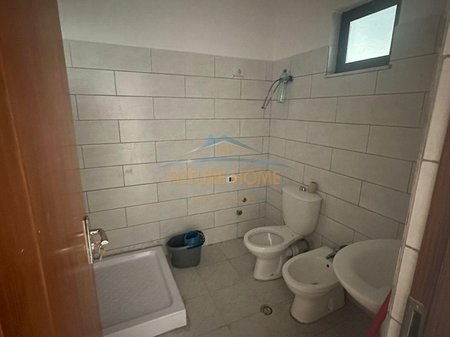 Tirane, jepet me qera ambjent biznesi Kati 0, 60 m² 650 € 